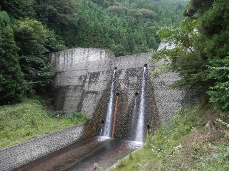 大山 -- 屏風沢の大きな堰堤