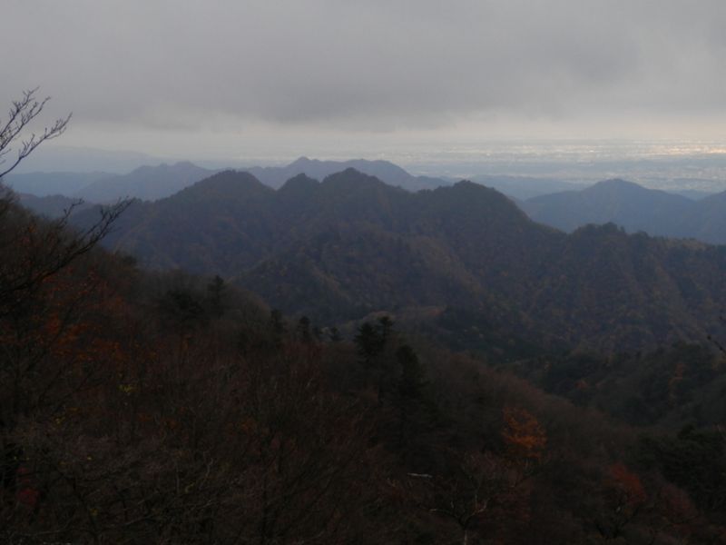 大山三峰山の向こうに仏果山