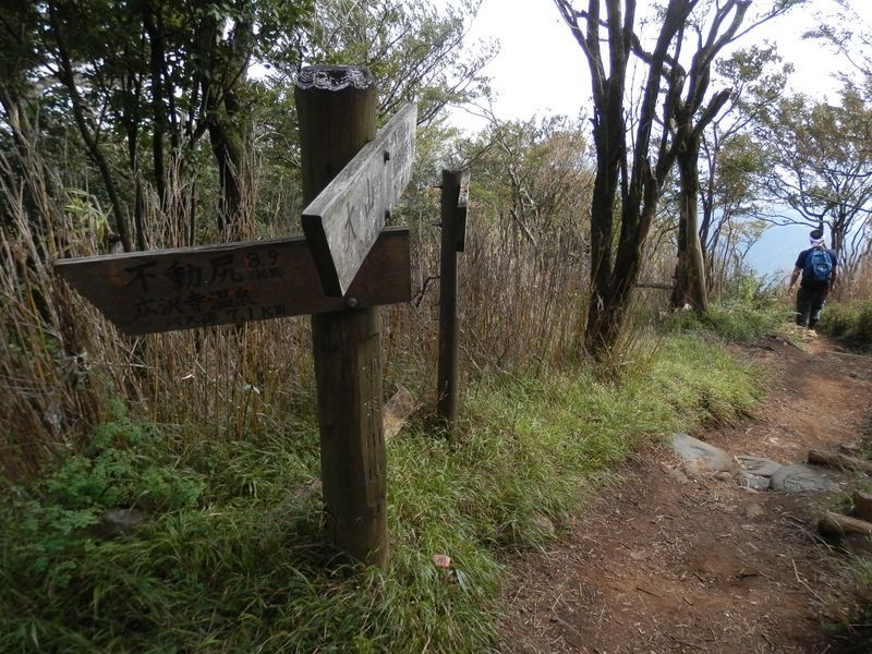 雷ノ峰尾根に合わさる