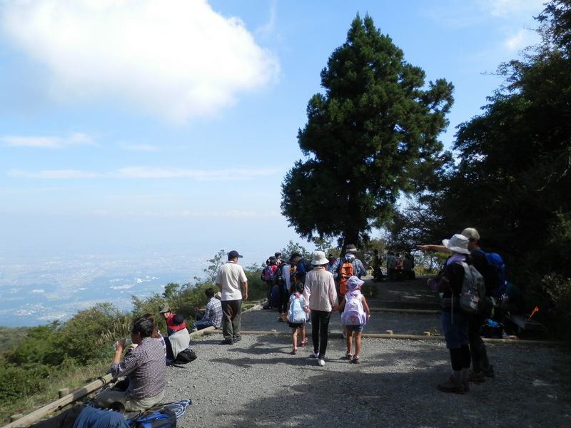 大山山頂のにぎわい