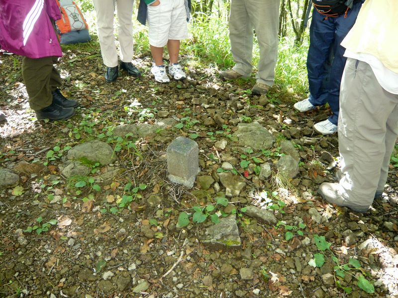 乙女高原 -- ヨモギ頭の三角点で、亡き友の冥福を祈る