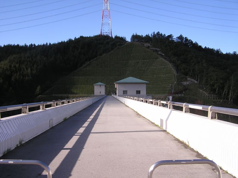乙女高原 -- 琴川ダムの天端