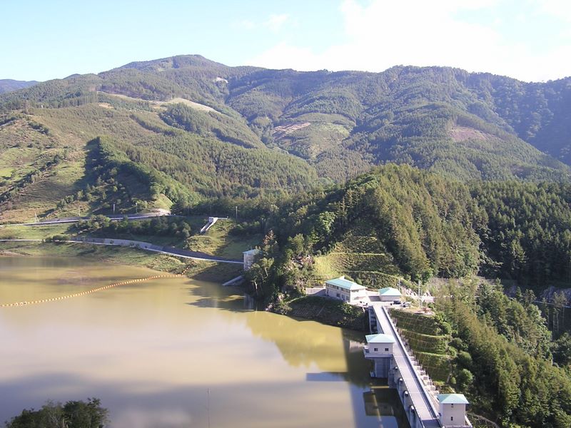 乙女高原 -- 北奥千丈岳--遠見山--鳥の尾根の縦走路を望む