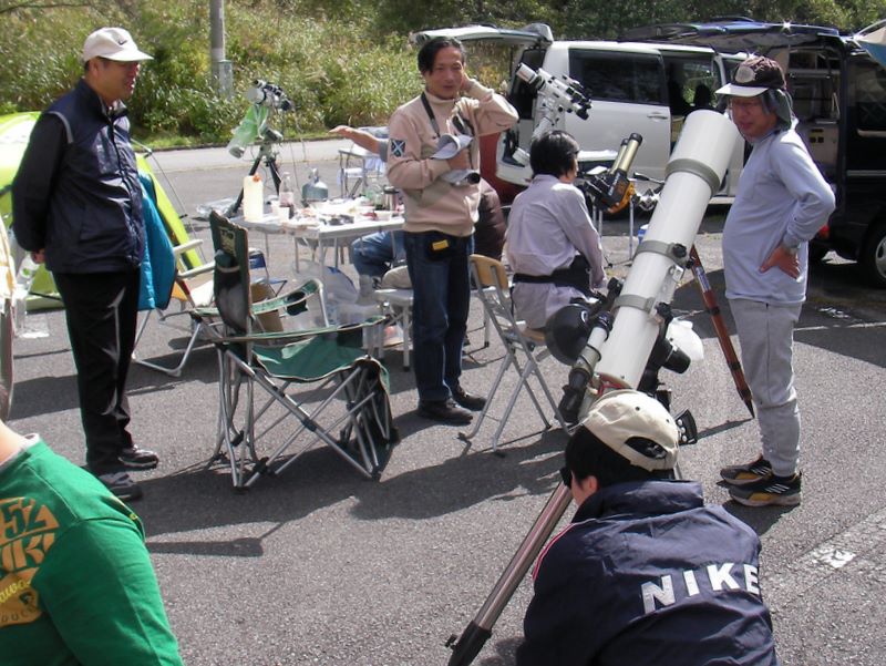 乙女高原 -- 乙女高原の駐車場にて、天体観測をする人々