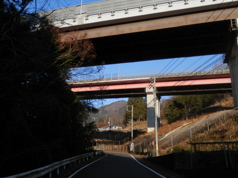 扇山 -- 中央自動車道の下をくぐる