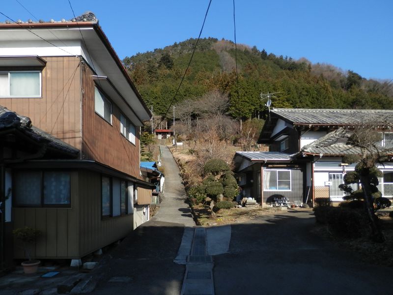 扇山 -- 左折して、この細い道を突き当たりの社まで登る