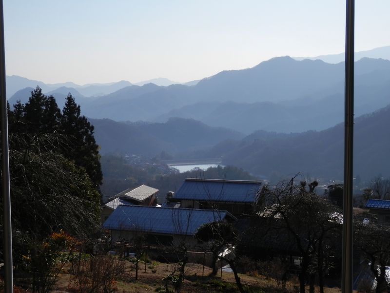 社より、大野貯水池と高柄山などを望む