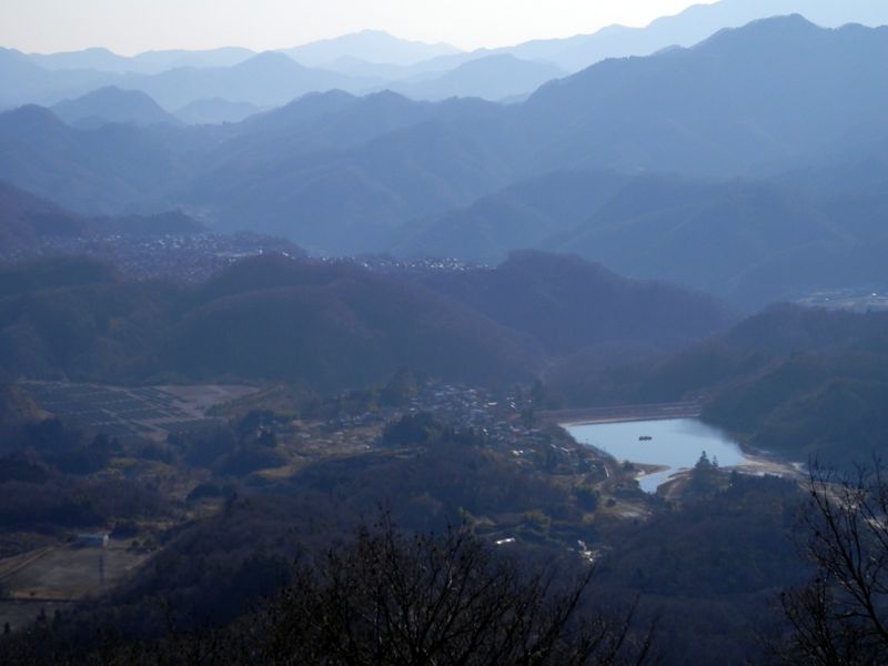 金比羅神社より、大野貯水池と、四方津方面の町並みを望む