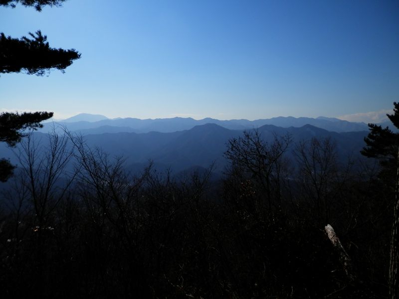 犬目丸より、丹沢、道志、秋山山稜を望む