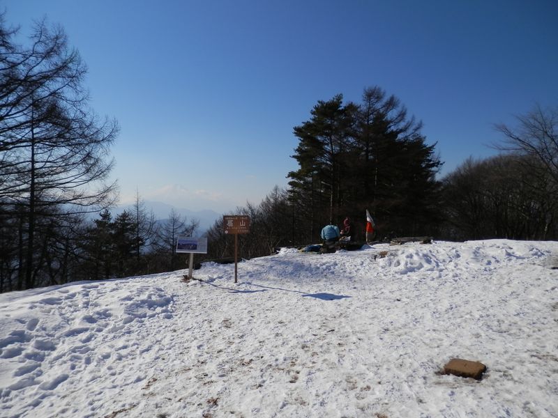扇山 -- 山頂で食事を取る人々