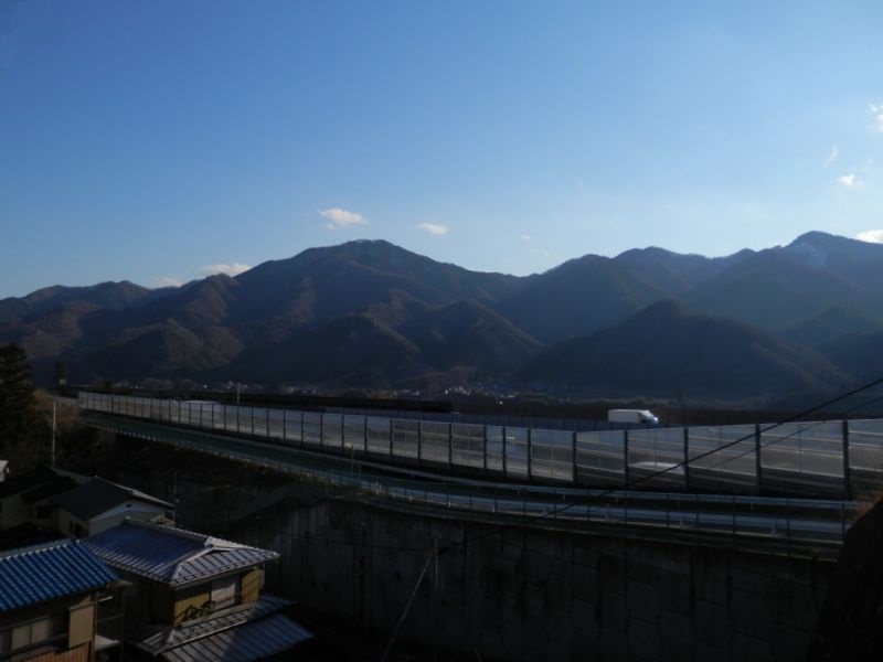 中央自動車道の向こうに秋山山稜。中央に倉岳山