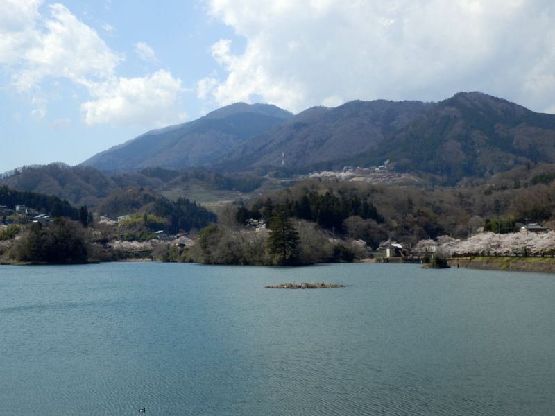 大野貯水池より、きょう歩いた稜線を望む