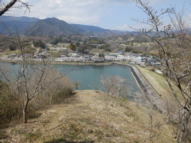 東屋から大野ダムを望む