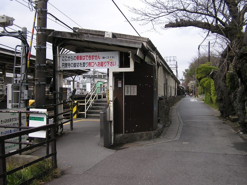 六国見山・円覚寺 -- 北鎌倉駅裏口から出て、線路沿いの道を大船方向に進む