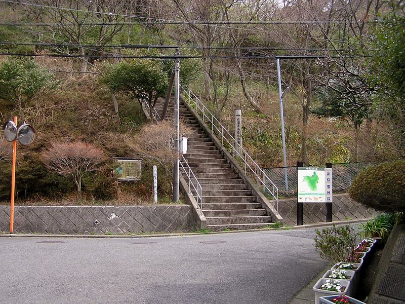 六国見山 -- 六国見山森林公園入口に、六国見山まで350mとある