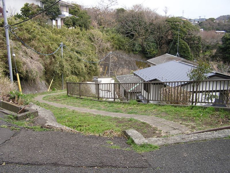 六国見山 -- さらに右手の細い坂道を下る