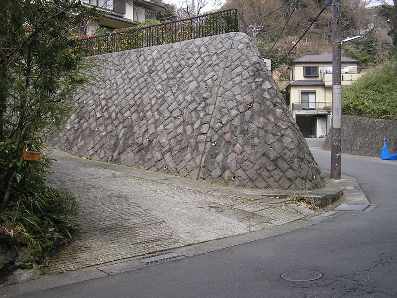 六国見山 -- 車道に出る