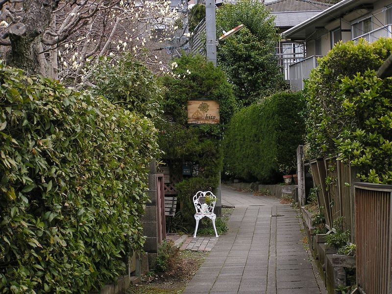 六国見山 -- 北鎌倉駅近くの小路