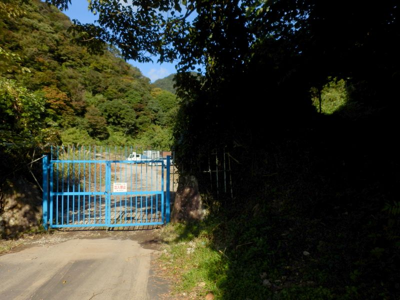 これより山道を歩く