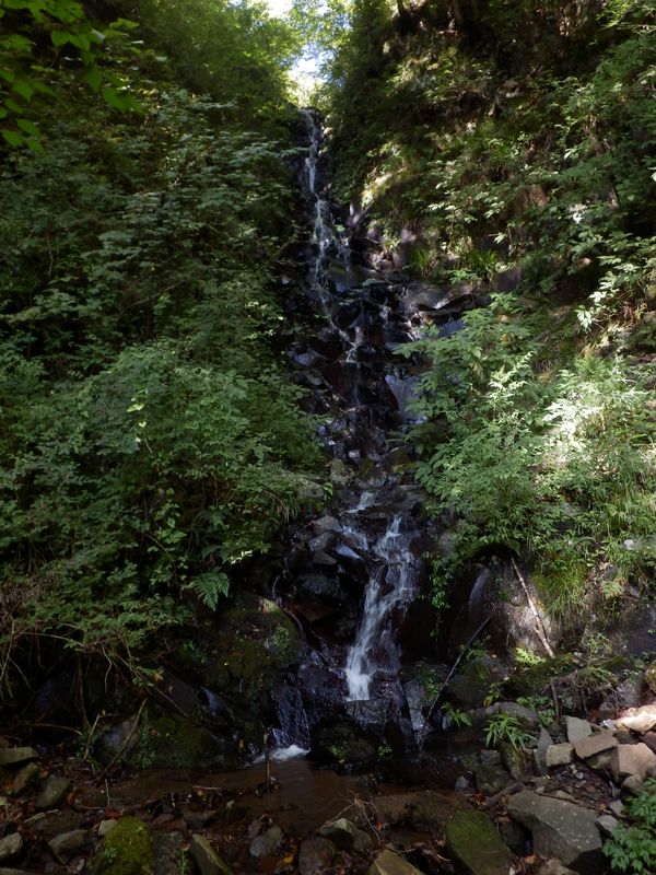 続いて、細い滝が