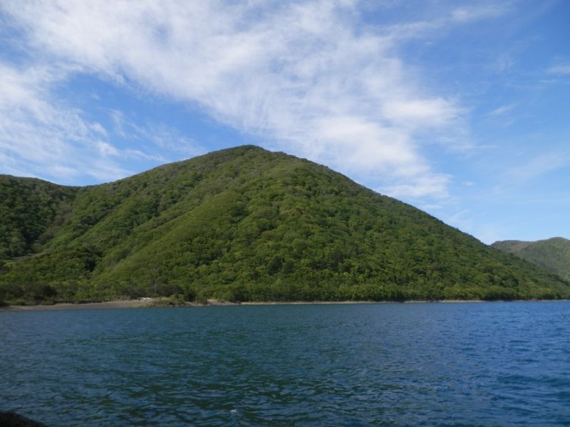 本栖湖畔より、竜ヶ岳を望む
