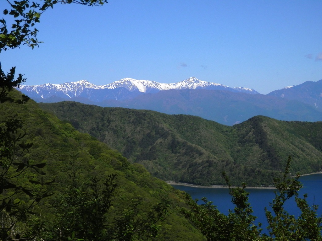 竜ヶ岳 -- 小ピークより、南アルプス白峰三山と本栖湖を望む