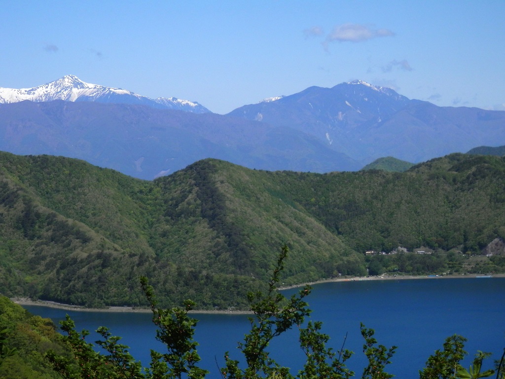 小ピークより、北岳と甲斐駒ケ岳（手前に鳳凰三山が重なる）を望む