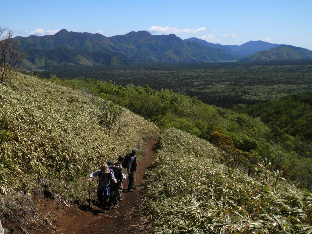 御坂山塊と西湖を望む