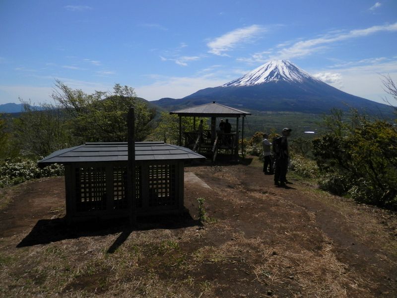 竜ヶ岳 -- 石仏（手前）と東屋と