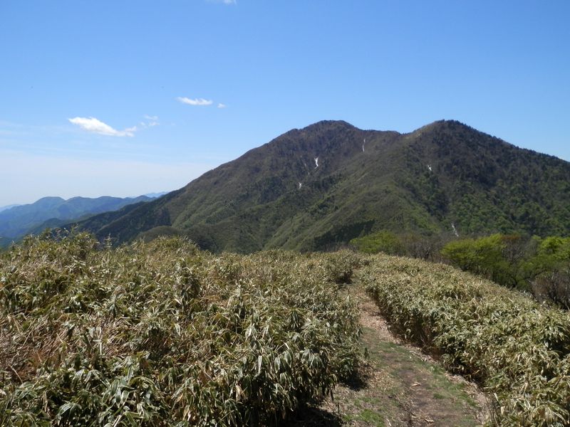 タカデッキと雨ヶ岳を望む