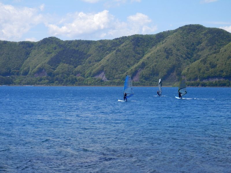 本栖湖でウィンドサーフィンを楽しむ人々