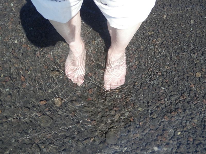 本栖湖の水は透明で冷たかった