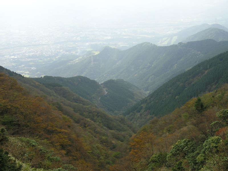 丹沢 二ノ塔 -- 右に三ノ塔尾根が大倉に延びています
