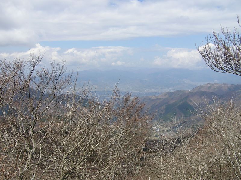 笹子雁ケ腹摺山 -- 山頂より、勝沼方面を望む