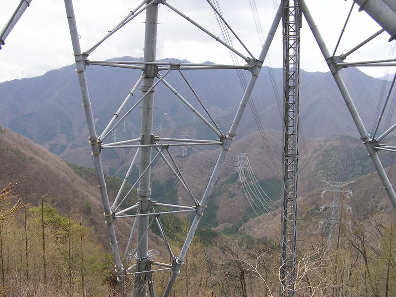 笹子雁ケ腹摺山 -- 東京電力の変電所を中心に送電鉄塔が多い