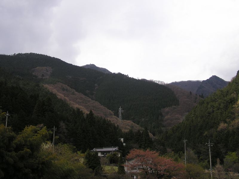 奥に笹子雁ケ腹摺山を望む