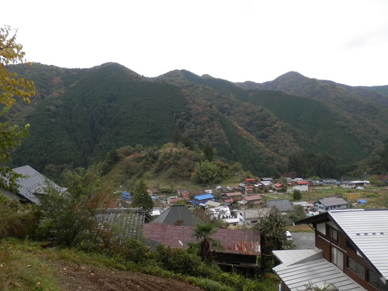 郷原の集落を見下ろす