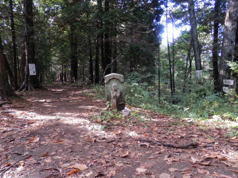 再び日原峠。北の道に飲料水5分とある
