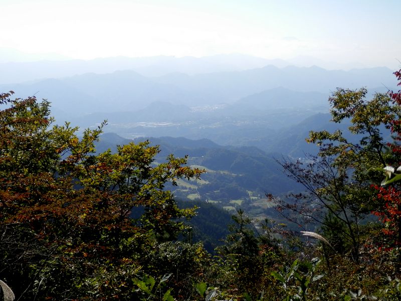 軍刀利神社元社前より、辛うじて望めた富士山の頭