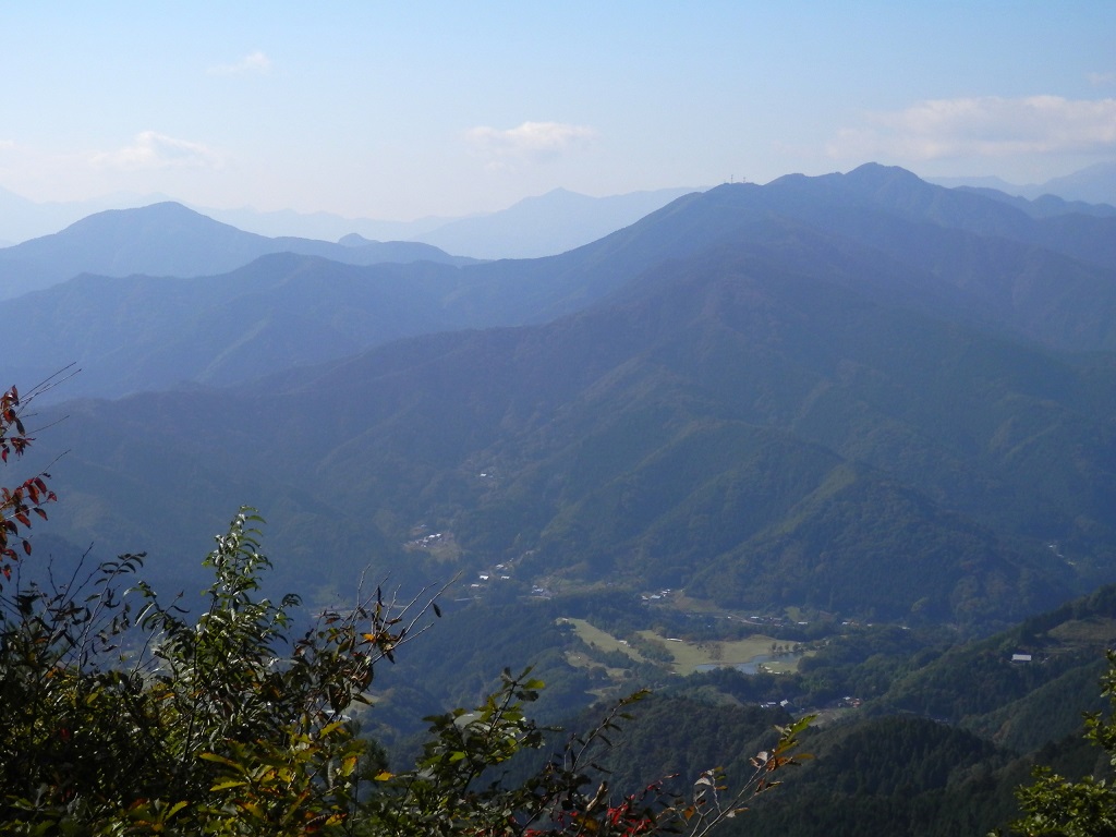 三国山より、権現山と扇山を望む