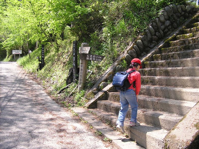 石老山 -- 右に男坂、左が女坂