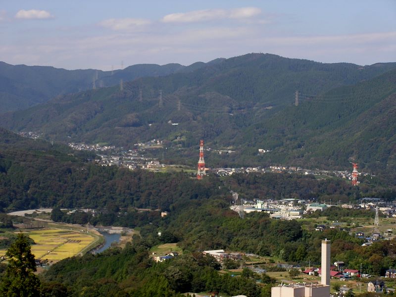 仙洞寺山 -- 林道より望む、小仏城山と景信山を経て陣馬山に至る稜線