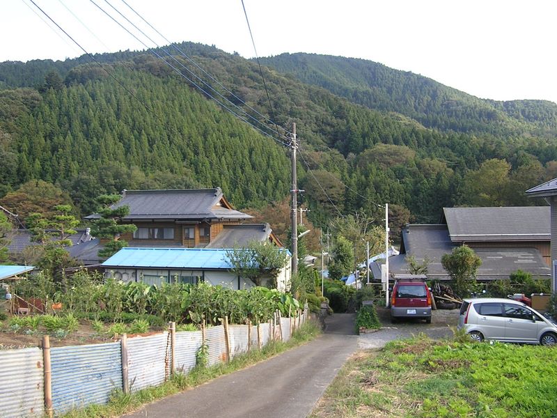 仙洞寺山 -- 渡戸集落の狭い舗装道路を県道５１２号に向かって下る