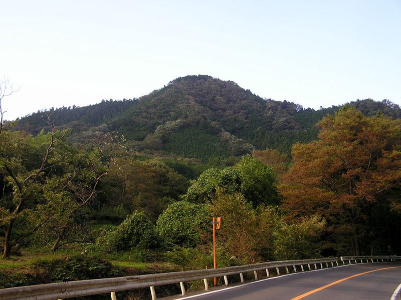 仙洞寺山 -- 県道５１３号から望む仙洞寺山