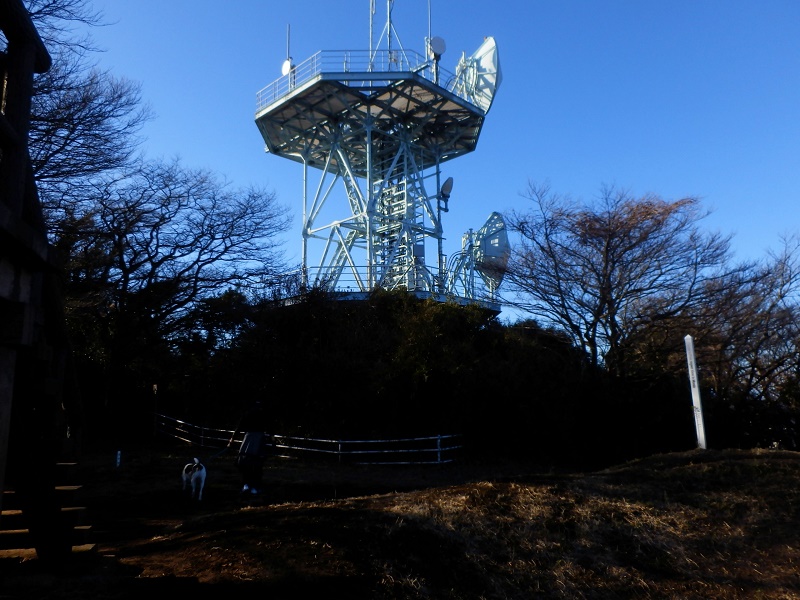 上二子山のKDDI中継所