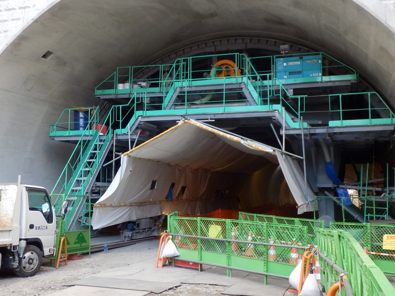 神武寺トンネル内の工事