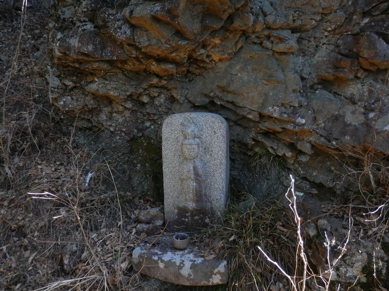 大きな岩の下にも馬頭観音像
