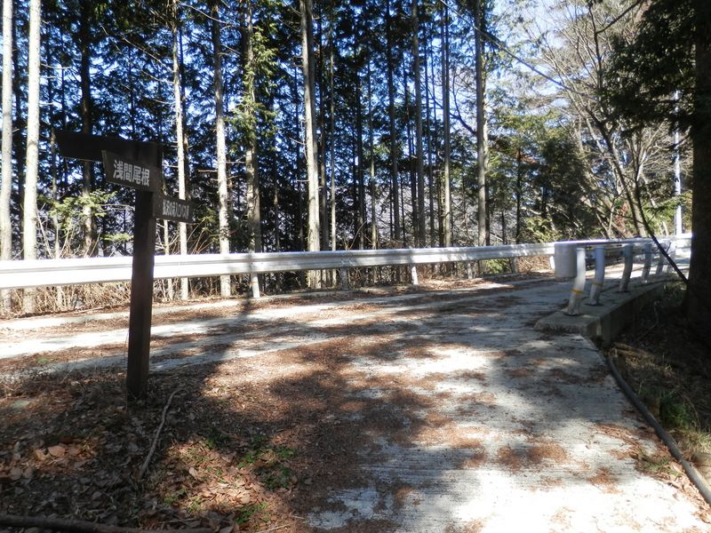 これより時坂峠まで舗装路を歩く