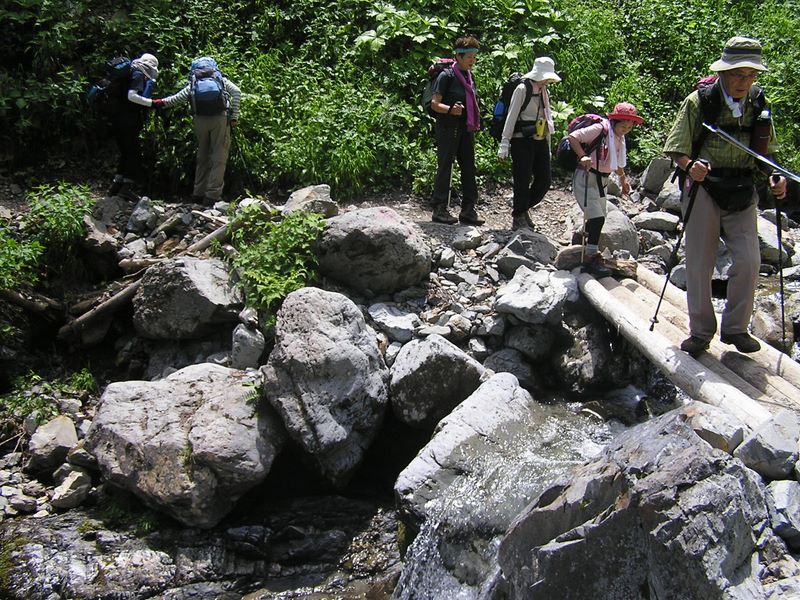 仙丈ヶ岳 -- 次から次へと大小のパーティーが登ってくる