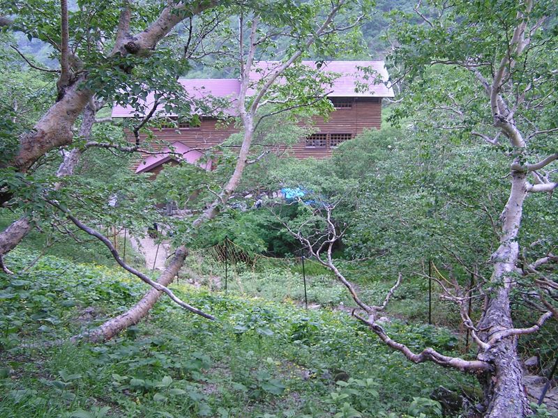 仙丈ヶ岳 -- 馬の背ヒュッテを後にする